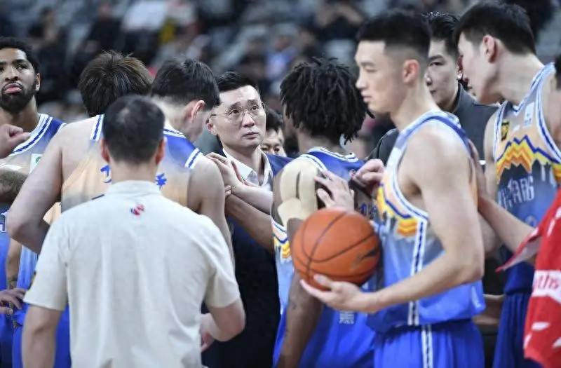 新疆球员团结拼搏，向榜首发起冲击